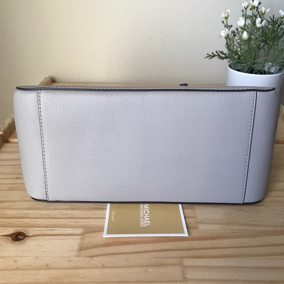 🌼Michael Kors Purse - Picture 5 of 10